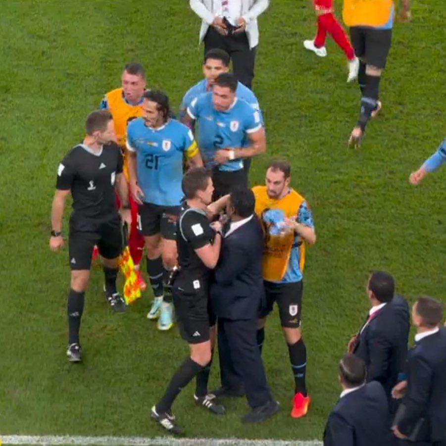 La bronca de Cavani con la máquina del VAR, metió gol, pero se fue expulsado y el feo gesto de Vlahovic en el cierre de grupos de Qatar 2022