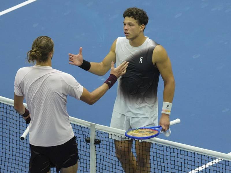 Alexander Zverev (i) de Alemania saluda a Ben Shelton de Estados Unidos tras vencerlo en la final del Abierto de Estados Unidos.