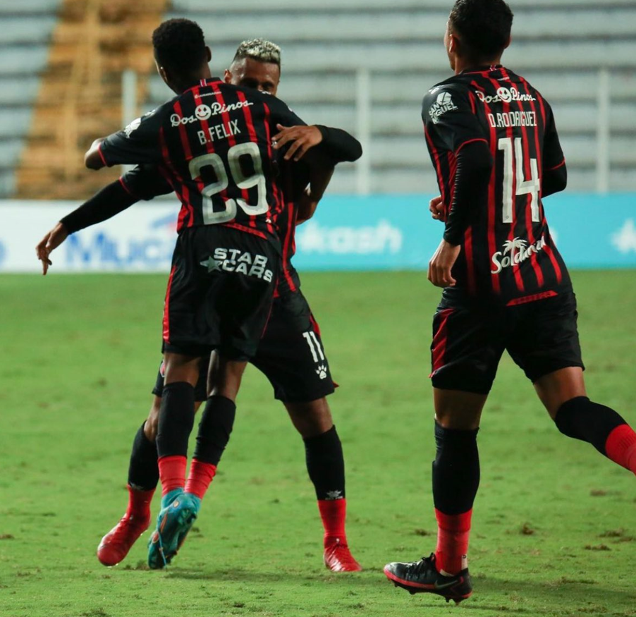 Bryan Félix celebrando su gol ante Guanacasteca con el hondureño Alex López.