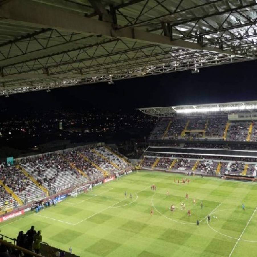 Ambiente del Saprissa-Motagua; Aficionados del Ciclón y esposa de Emilio en el estadio