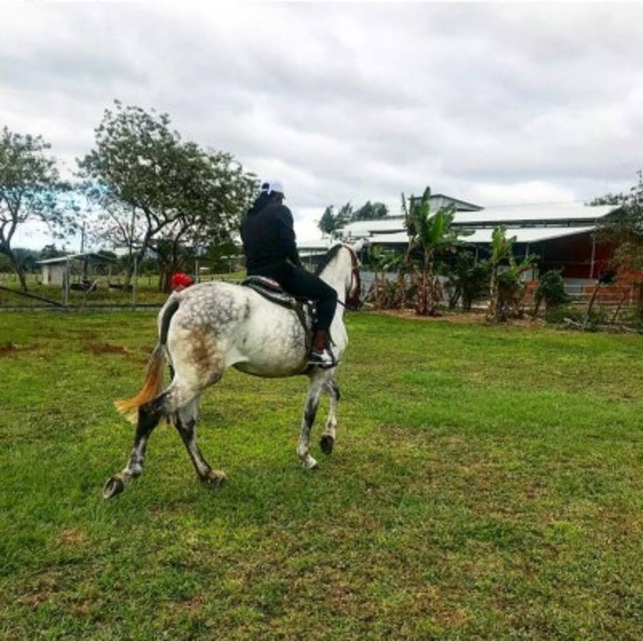 Así son las vacaciones del delantero Alberth Elis en Honduras