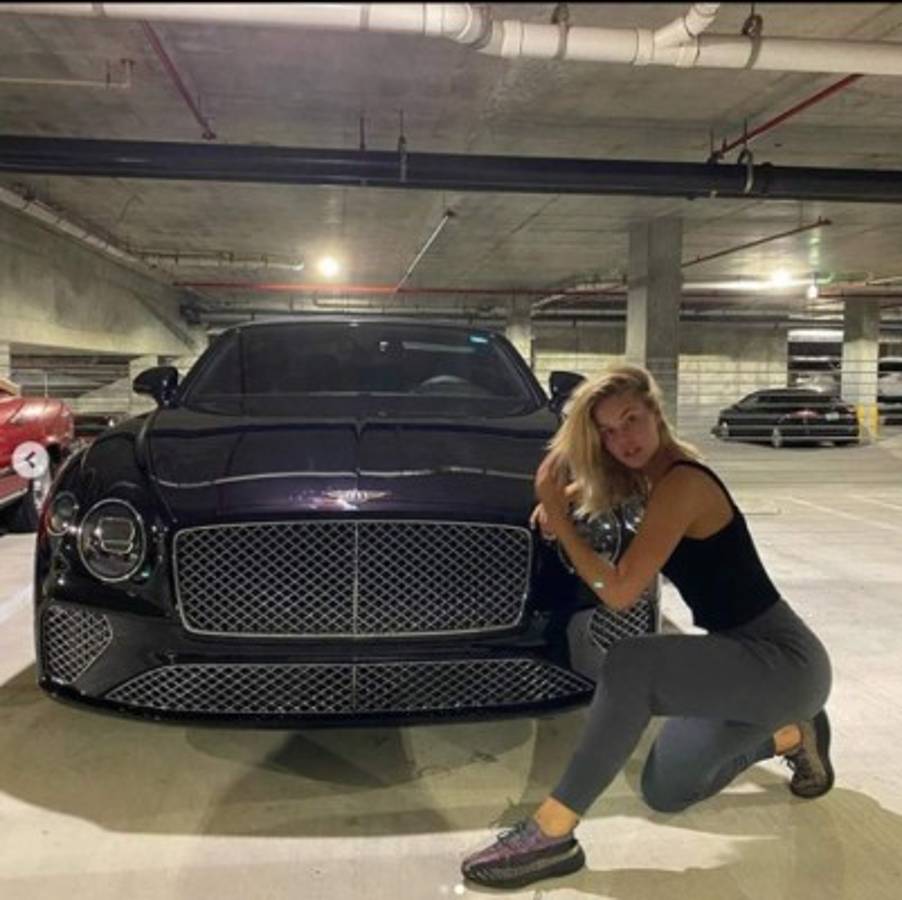 La espectacular rusa de 20 años que se retiró del tenis y recibe insultos por sus fotos en topless