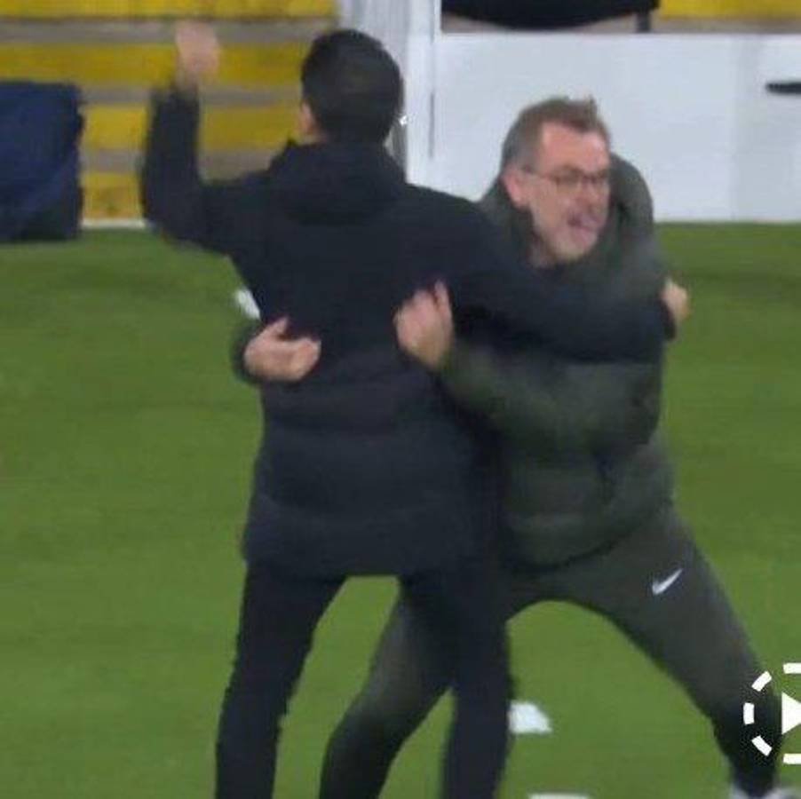 La eufórica celebración del Barcelona y Xavi por volver a cuartos de la Champions y el corte que sufrió Ronald Araújo