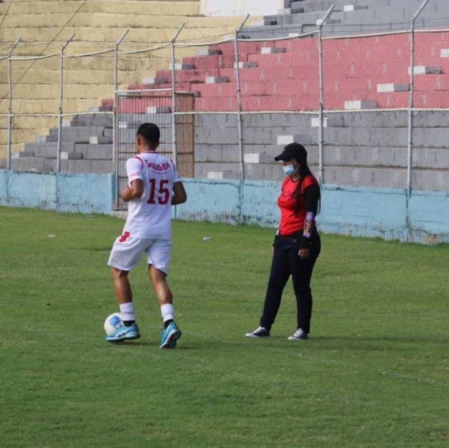 ¿Quién es Yulissa Godoy, la bella fisioterapeuta de manos ‘mágicas’ que tiene en forma a los futbolistas de Vida?