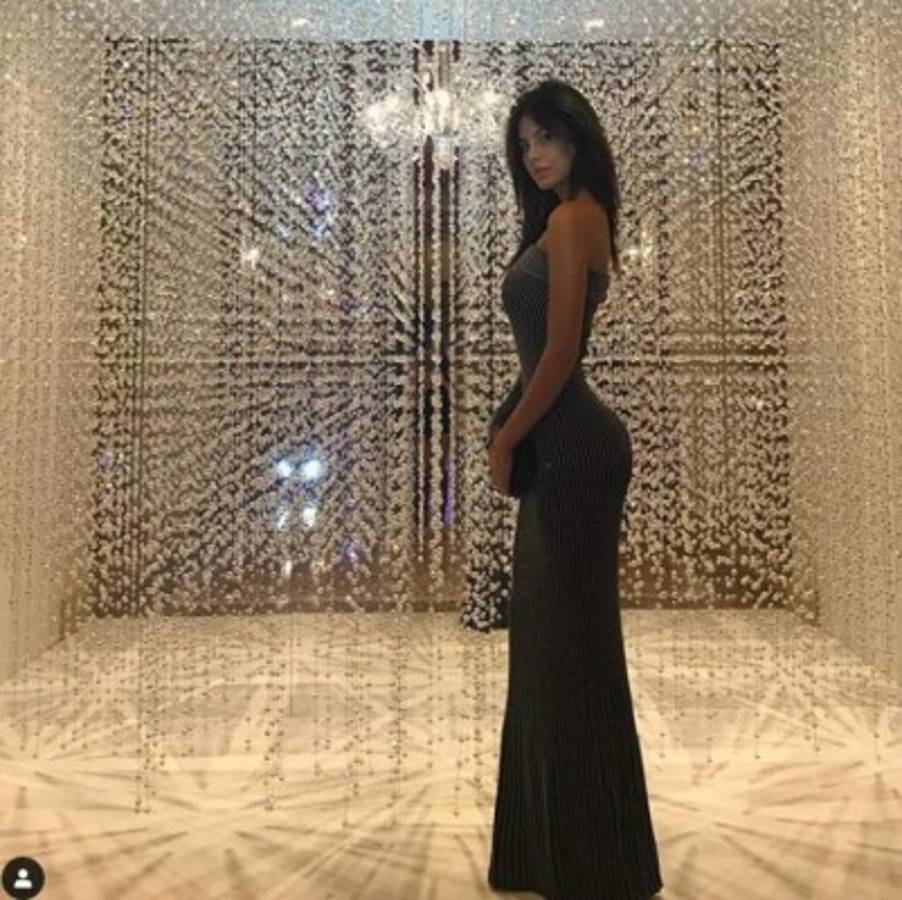 Qué belleza: Descubren la identidad de la mujer que fue captada con Courtois en Ibiza