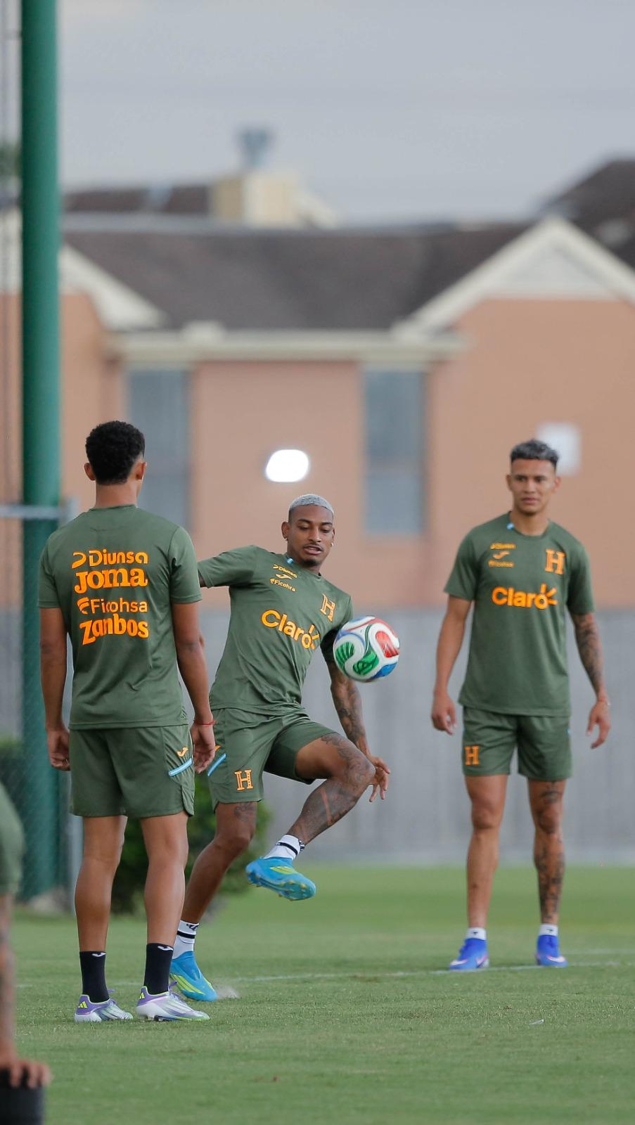 Con baja oficial y charlas de Francis, así fue el segundo entreno de Honduras