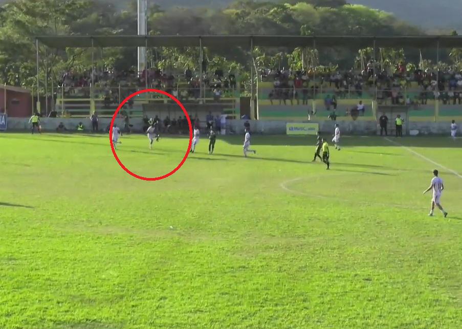 Imágenes sensibles en el ascenso: Futbolista quedó noqueado y tuvo que ser trasladado en camioneta