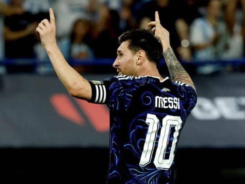 Lionel Messi lo recibe con gran alegría para el partido debut contra Argelia.