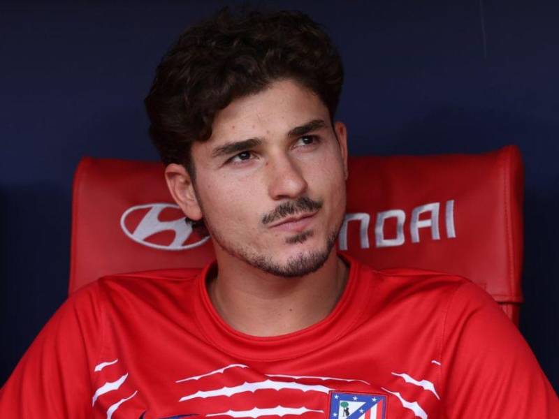 Julián Álvarez debe decidir si quedarse en el Atlético o buscarse otro destino que no sea Barcelona.
