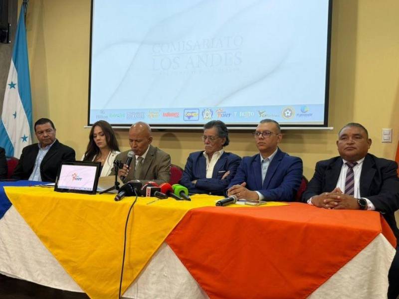 En la mesa principal figuran los periodistas Enrique Merino, Isabel Zambrano, Anael Arita, Edwin Banegas, Alex Cáceres y Nilson Flores.