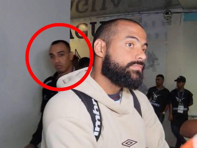 El defensor y portero protagonizaron un curioso momento en zona mixta.