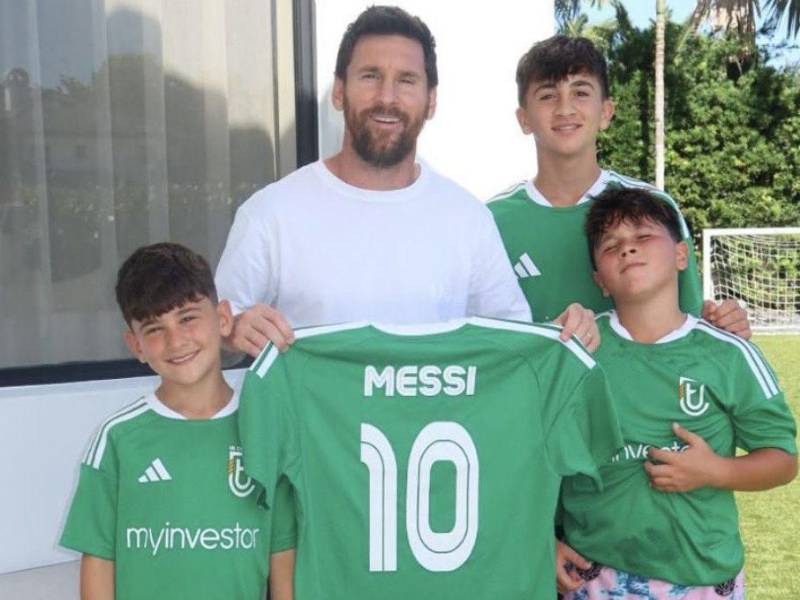 Lionel Messi ya portó su nueva camisa y lo hizo junto a sus tres hijos.