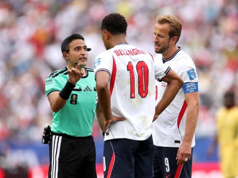 El árbitro hondureño, Saíd Martínez, durante el partido ante Inglaterra por la Copa del Mundo.