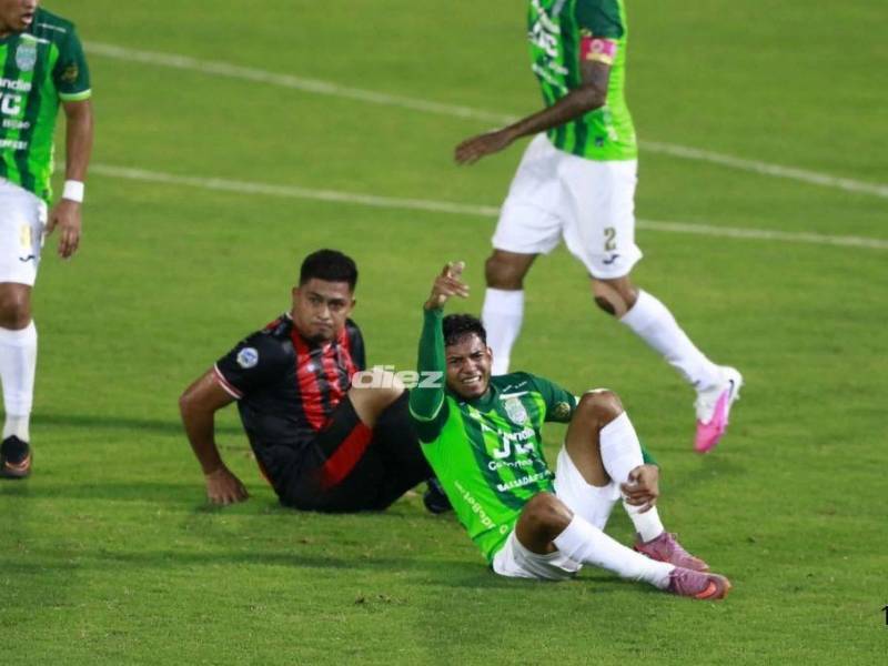 El futbolista José Aguilera reclama una falta, el árbitro la revisó en el FVS y no la decretó.