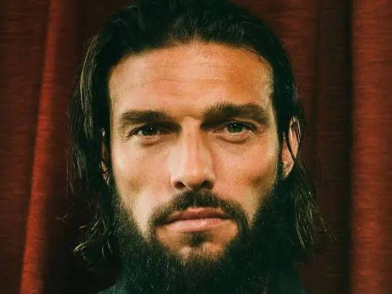 El futbolista inglés Andy Carroll, exdelantero de históricos equipos de la Premier League y uno de los fichajes más caros, ha confesado en su autobiografía 'Owning It' que fue agredido sexualmente por un hombre mientras dormía en su casa en 2021. Y en las últimas horas ha revelado el nombre del abusador.