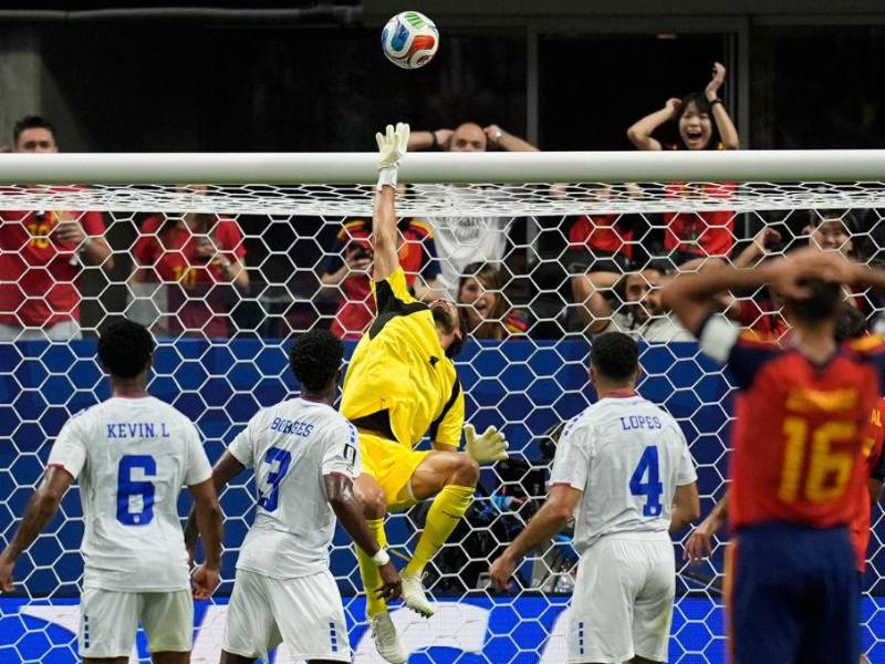 El arquero no dejó pasar nada en el primer tiempo contra España con varias atajadas.