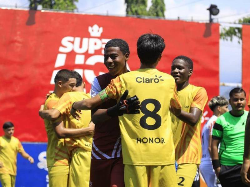 El equipo Leones FC celebra uno de los goles que los llevó a coronarse campeones de SPS.