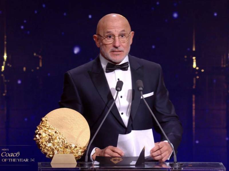 Luis De La Fuente pasó a recoger el premio como mejor DT del mundo.