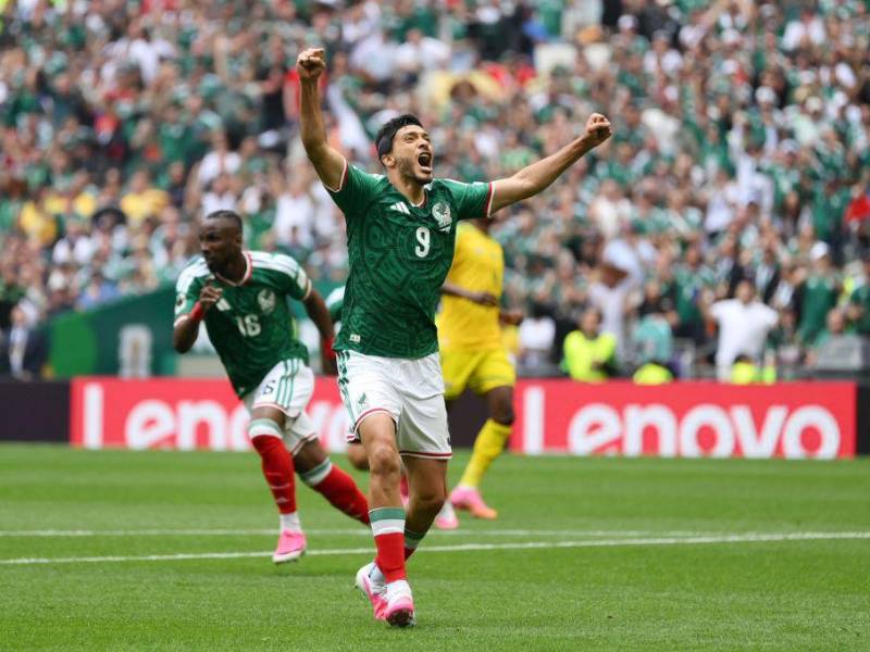 Raúl Jinénez celebrando su primer gol en las Copas del Mundo.