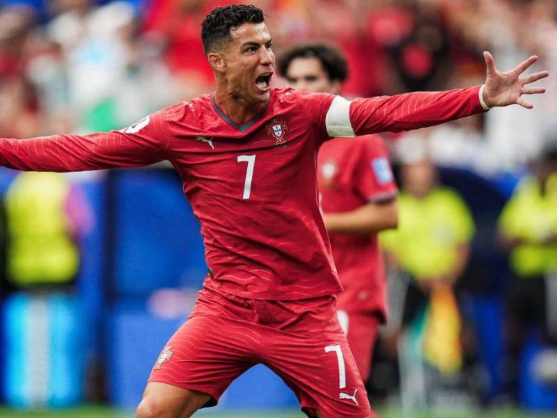 No ha jugado mucho por CR7, pero está en el mercado.