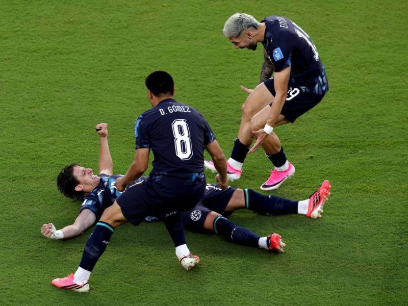 Así festejó Matías Galarza el gol que tiene con vida a Paraguay.