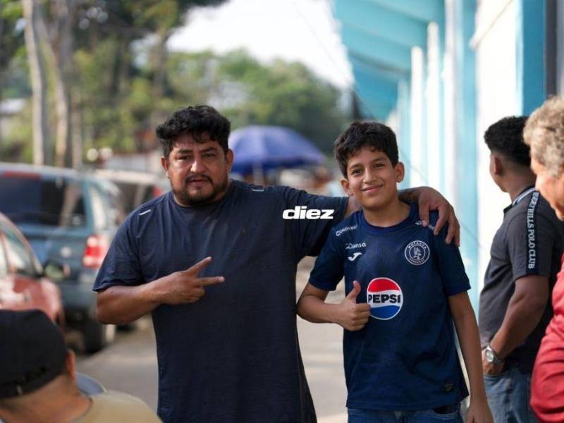 Los aficionados de Motagua se hacen sentir desde muy temprano en las afueras del Morazán.
