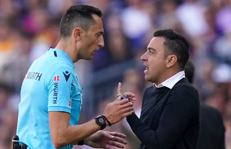 Xavi mantuvo un tenso cruce con el árbitro Sánchez Martínez durante el Barcelona-Atlético.