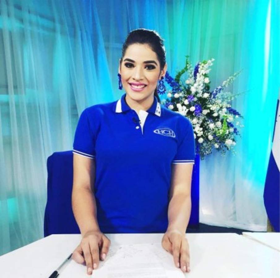 Las presentadoras de TV deslumbran con su belleza en los desfiles patrios