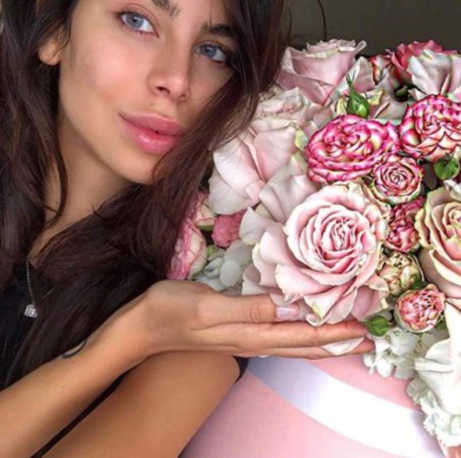 Qué belleza: Descubren la identidad de la mujer que fue captada con Courtois en Ibiza