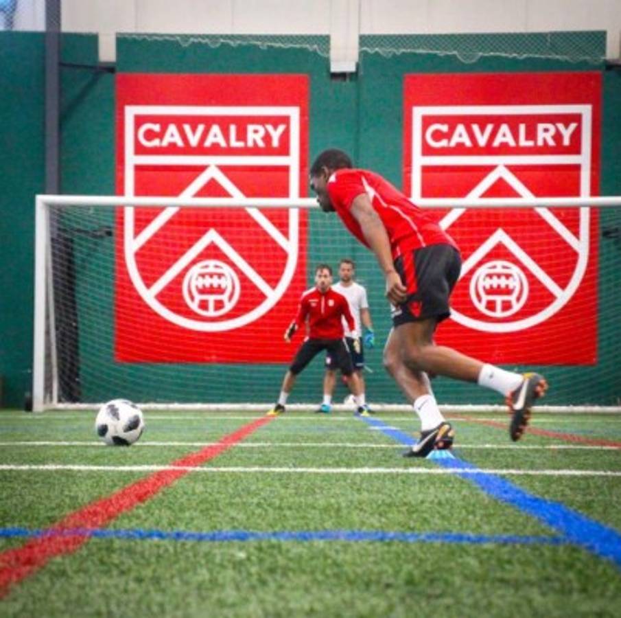 El bonito estadio y la nueva casa de José Escalante en Calgary, Canadá