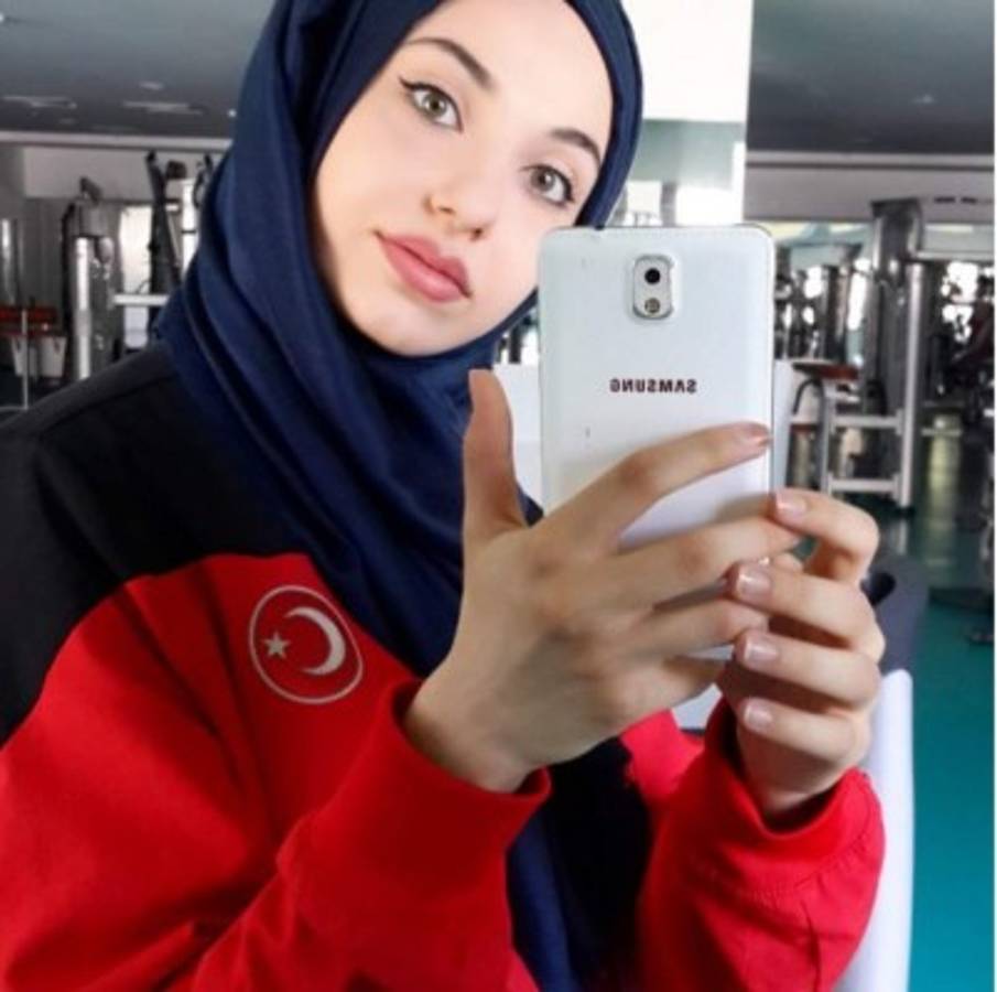 Fotos: La atleta turca que cautiva en Río pese a su no participación directa en los Juegos