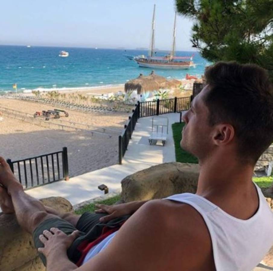 La vida en redes del ruso Evgeny Kabaev: fanático del Barça y la chica rubia que resplandece en su muro