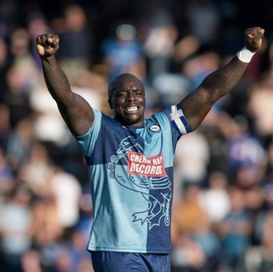 Akinfenwa, el delantero de 220 libras que llevó al Wycombe de la cuarta a la segunda división