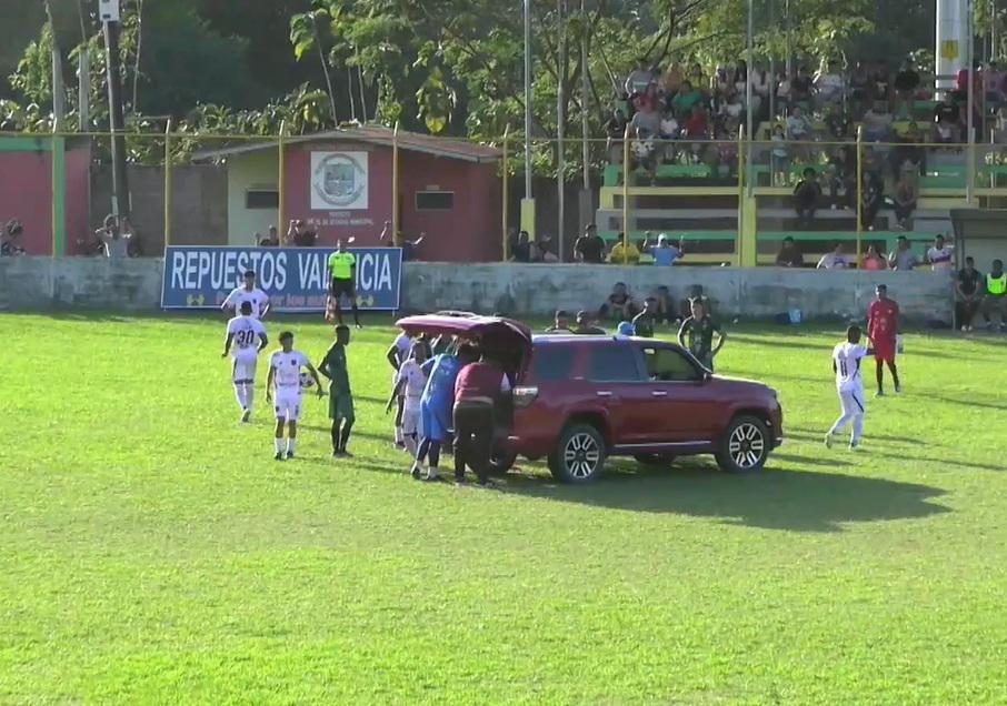 Imágenes sensibles en el ascenso: Futbolista quedó noqueado y tuvo que ser trasladado en camioneta