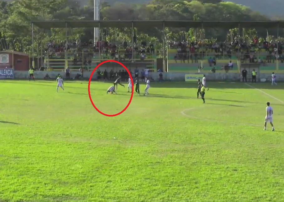 Imágenes sensibles en el ascenso: Futbolista quedó noqueado y tuvo que ser trasladado en camioneta