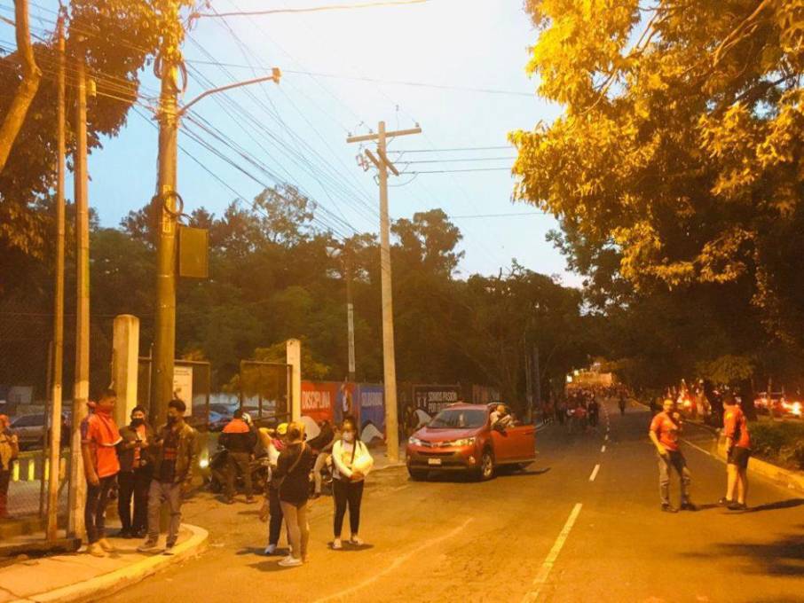 Fotos: Zafarrancho, gas lacrimógeno y los hondureños que fueron capturados por los fuertes disturbios entre barras de Municipal y Olimpia