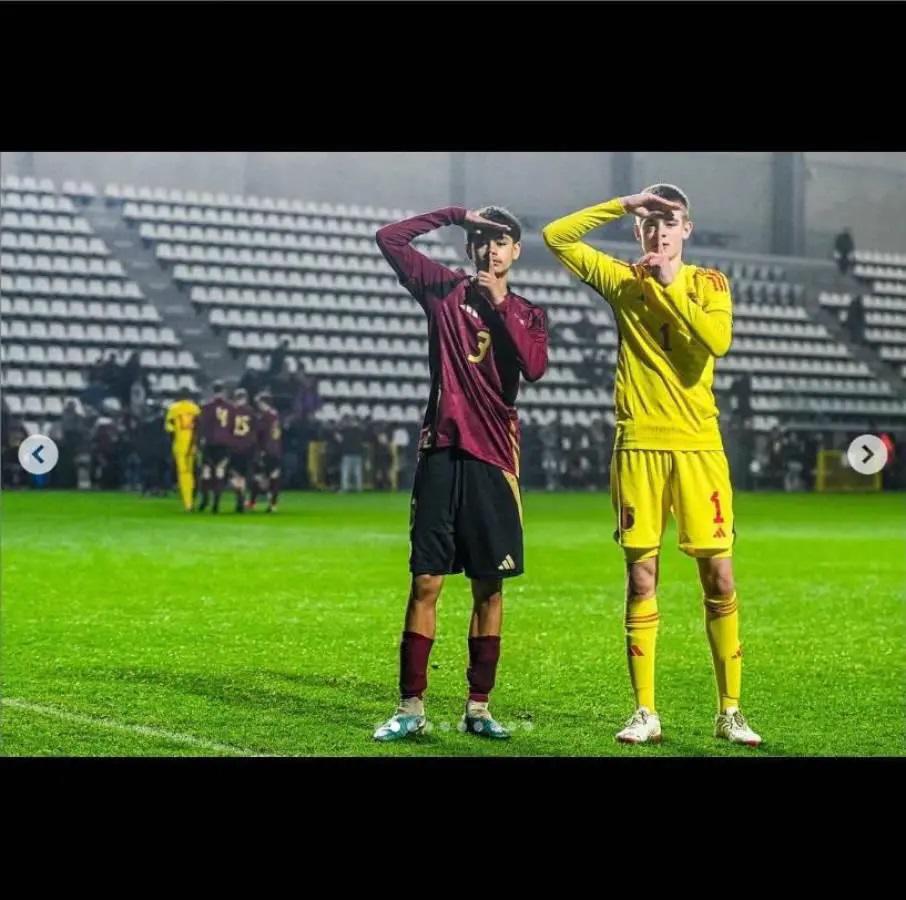 Hondureño sorprende y firma su primer contrato como profesional en histórico club de Europa