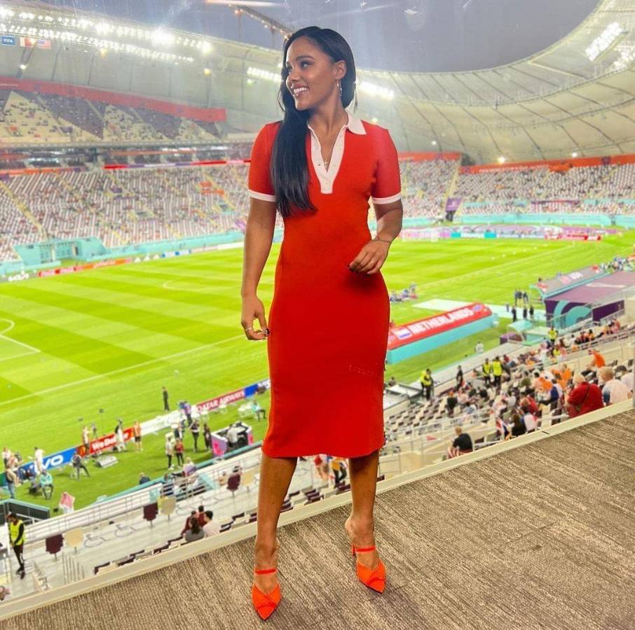 Nadie se atrevió a tanto: Quién es la periodista y exfutbolista que está desafiando las normas del Mundial de Qatar