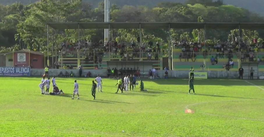 Imágenes sensibles en el ascenso: Futbolista quedó noqueado y tuvo que ser trasladado en camioneta