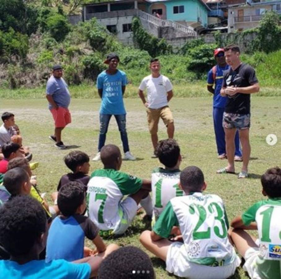 Olimpista Matías Garrido vacaciona en Roatán y comparte con niños de esa ciudad