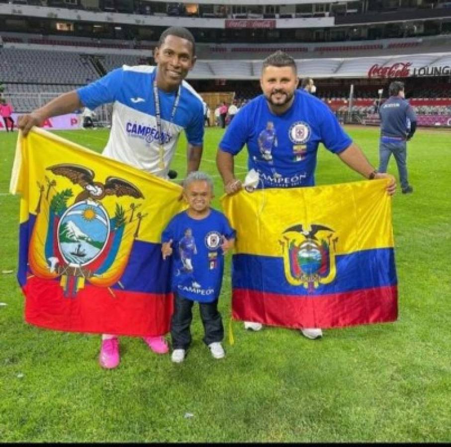 Beso a la Copa y para ellas: las chicas que enamoraron en la celebración de Cruz Azul y un invitado inesperado