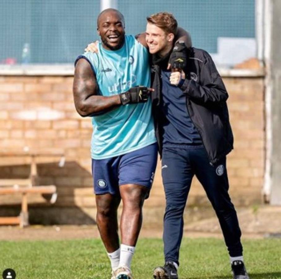 Akinfenwa, el delantero de 220 libras que llevó al Wycombe de la cuarta a la segunda división