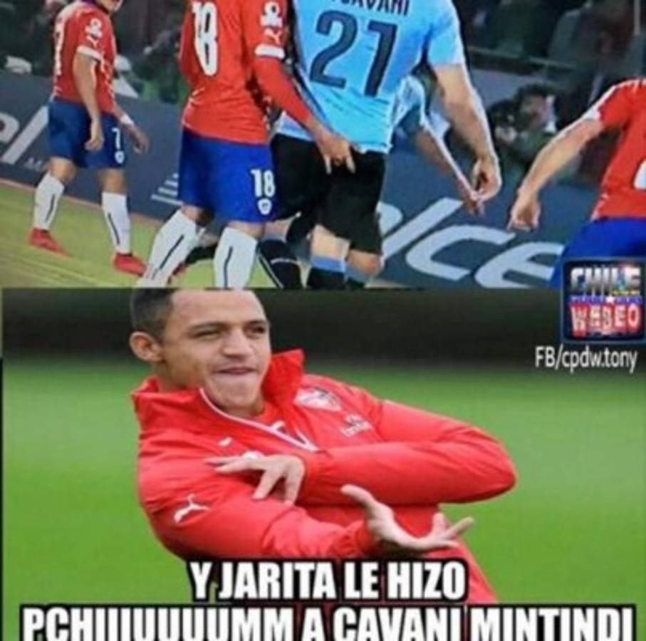Los memes que dejó el dedazo de Jara a Cavani en el Chile-Uruguay