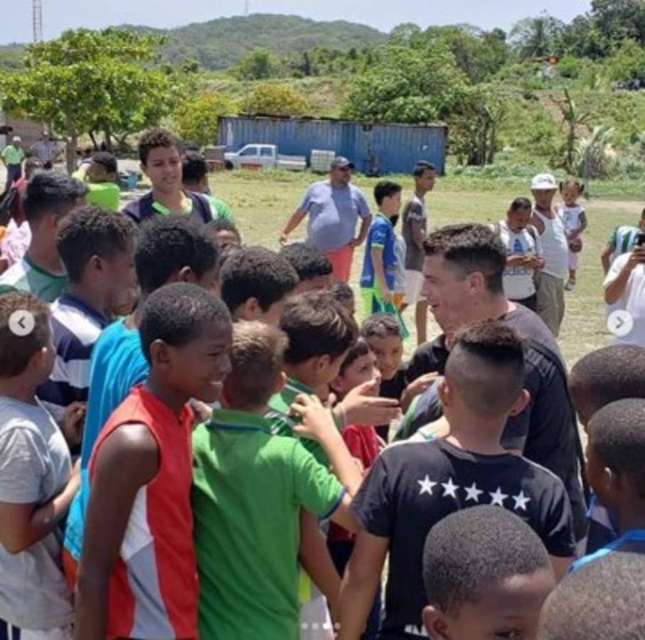 Olimpista Matías Garrido vacaciona en Roatán y comparte con niños de esa ciudad