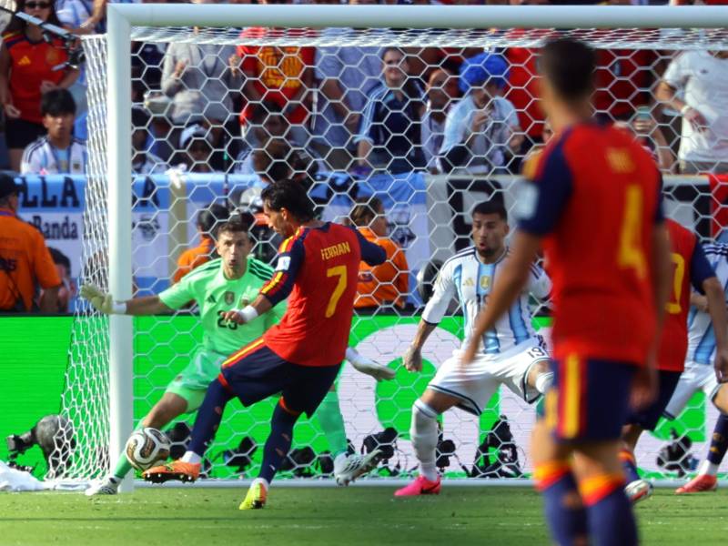 Así fue el remate de Ferrán Torres para definir la final y darle el título a España frente a Argentina.