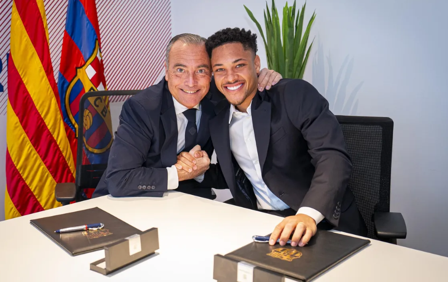 Así fue la presentación oficial de Vitor Roque con el Barcelona tras su debut: el gran ausente y quiénes lo acompañaron