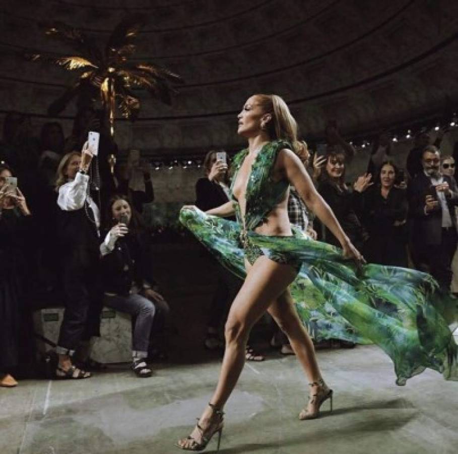 ¡Atrevida! Jennifer Lopez arrasa en la pasarela de Versace a sus 50 años
