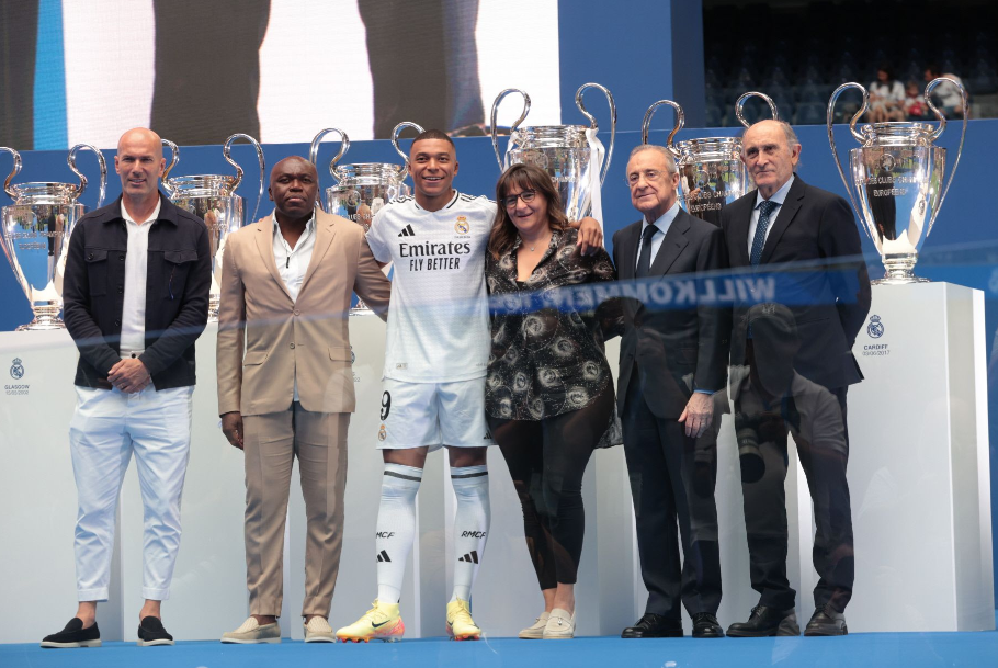 Mbappé acompañado por sus padres, Zidane y el presidente Florentino Pérez.
