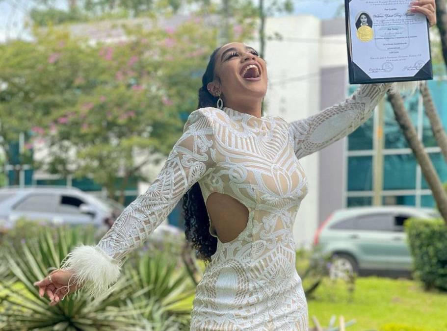 Árbitra y graduada: Sensual bailarina sorprende al revelar noviazgo con futbolista hondureño