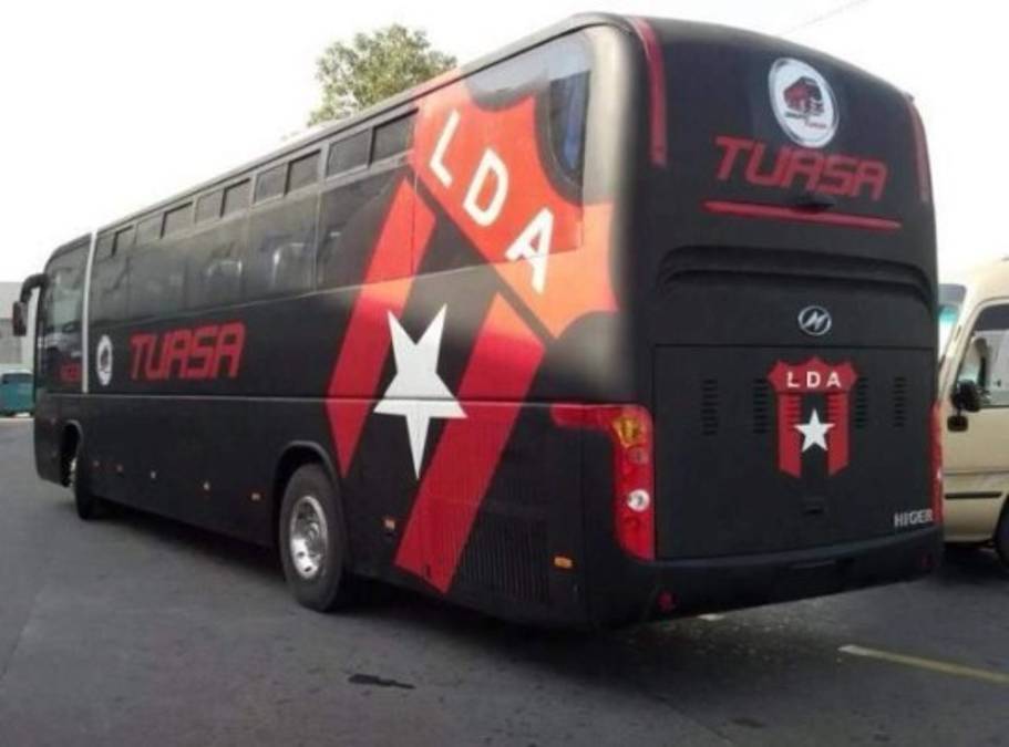 ¿Cuál es el más bonito? Los autobuses en los que se transportan los clubes de Centroamérica